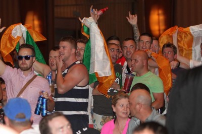 【写真】このようなアイルランド人サポーターが、計量会場のいたるところを占拠していた。明日、彼らがビールを飲むとどこまで勢いづくのか、恐ろしい……(C)MMAPLANET