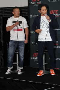【写真】川尻達也と宇野薫。Tシャツやスニーカーは、UFCの公式ユニフォースを作成するリーボック製で、日本では来春発売予定のUFCモデルが日本大会では限定発売されるとのこと(C)MMAPLANET 