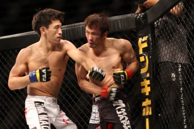 【写真】VJTで弘中を相手にパンチで打ち勝ち、ヒザ蹴りで追い込んだキム・ドンヒョン(C)MMAPLANET