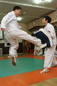 爪先で股間を蹴る──舞踊のように形を残す古流の技には、MMAでは使えない危険な技も多い(C)MMAPLANET