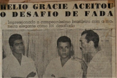 1954年にグレイシー・アカデミー内で行われたファダ×グレイシーの一戦の日と伝えられる写真。右がエリオ、中央はカーウソン、左がジョアォン・アルベウト