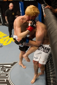 【UFC111】ソトが反則の蹴り上げ、決着は唐突に