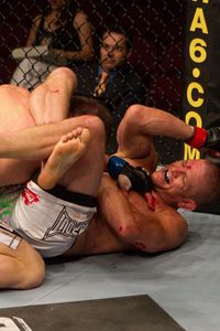 【UFC115】パイル、終盤の劣勢から冷静に三角絞めへ