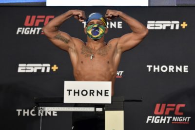 【UFC ESPN09】計量終了　全選手がマスク着用で計量。ブラジル国旗マスクのドリーニョが、力強いポーズ