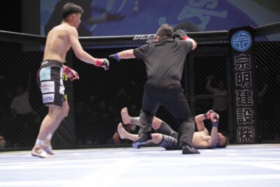 【DEEP OSAKA IMAPCT2023#01】カーフを効かされた平松翔が、右ストレートで谷岡祐樹から逆転KO勝ち