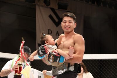 【DEEP120】鈴木の右でグラついた佐藤が右クロスで逆転KO勝ち。新ウェルター級王者に