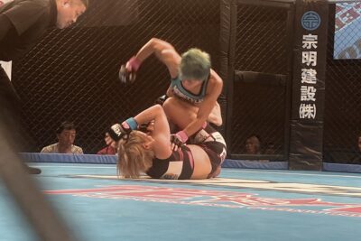 【DEEP JEWELS46】打ち合いから組み&打撃=MMAストライキング。HIMEが彩綺にフルマーク判定勝ち