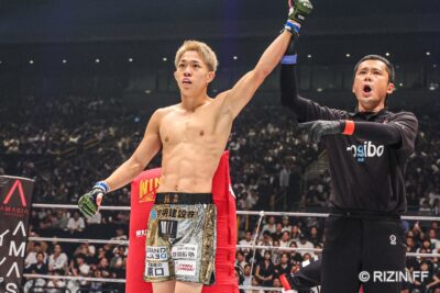 【RIZIN48】TD狙う金太郎を振り切り、左でダウンを奪った秋元がヒザ連打でレフェリーストップを呼び込む