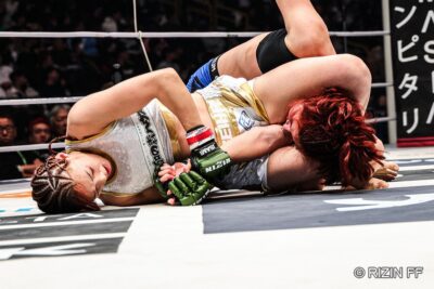 【RIZIN DECADE】伊澤が三角で捕らえたアプデリガルリムの左腕を十字で伸ばして一本勝ち