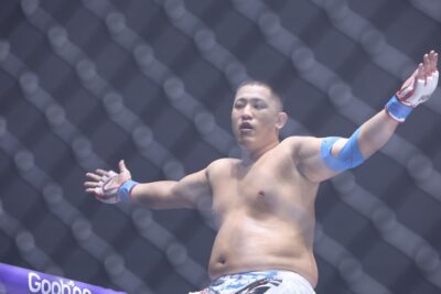 【Road FC71】アッパーを織り交ぜる関野、左ストレートからのコンビネーションでシム・ゴンオを沈める