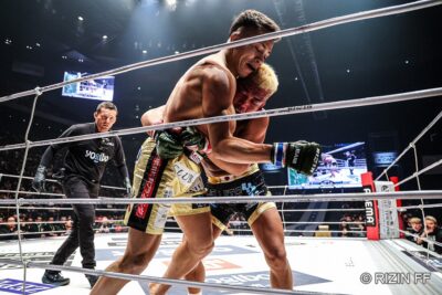 【RIZIN DECADE】押し込まれた新居の右ヒザがローブローに。武田が試合続行不可能、負傷判定で勝利