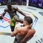 【PFL WT2025#10】お見事! 上中下に蹴りを散らすエドワーズがロスタを左ハイでKOし、ミドル級WTを制す
