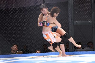 【DEEP JEWELS50】山吹マリンがテイクダウン&グラウンドで攻め込み、あきぴに判定勝利 【DEEP JEWELS50】山吹マリンがテイクダウン&グラウンドで攻め込み、あきぴに判定勝利