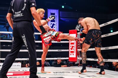 【GLORY×RISE】原口健飛が左の三日月蹴りでダウンを重ね、モラリを戦意喪失に追い込む