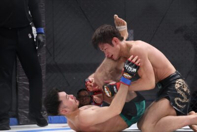 【DEEP129】石司、初回にダウンを奪われるも2・3Rは河村の関節技を凌いでパンチを当てて判定勝利