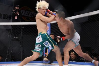 【DEEP129】水野の左インローが冴えるも、打ち終わりを狙い続けた青井が4-1の判定勝ち&ベルト防衛