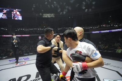 【Road FC75】ジュンゴンがジェボクの足の負傷でTKO勝利。試合後に王者ジョンヒョンを挑発するも…