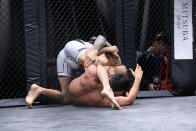 【VT : R ZERO】松本の金的蹴りをかわしたメネギン。素手パンチ&頭突きを凌ぎ、下から三角絞めを極める