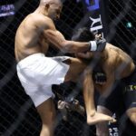 【Black Combat16】動きが悪いシン・スンミンを、ジニスが右ヒザ→サッカーボールキックでストップ 【Black Combat16】動きが悪いシン・スンミンを、ジニスが右ヒザ→サッカーボールキックでストップ