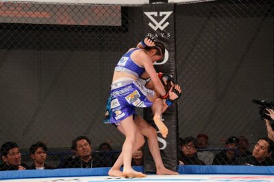 【DEEP JEWELS52】初回はスクランブルに持ち込んだ竹林、2Rにケージ際のヒザ連打で海咲を沈める