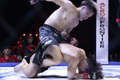【DEEP131】激しいグラウンド勝負から、最終回に畳みかけた知名が杉山に判定勝ちで新ストロー級王者に