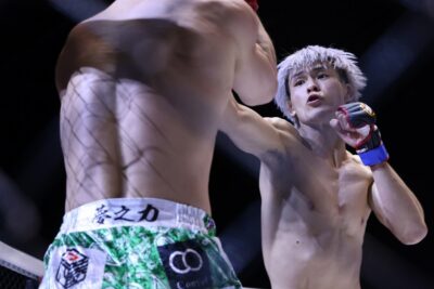 【DEEP131】水野が右ジャブとケージ際で牛久の動きを封じ、フェザー級暫定王座奪取で25周年興行を締める