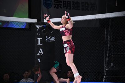 【DEEP JEWELS53】右、右、右のabbileに攻撃を散らした彩綺が、三日月蹴りでKO勝ち