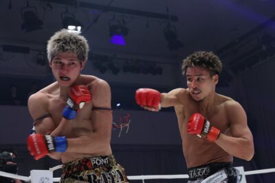 【KNOCK OUT69】止まらない連打。右カーフ→ロープに詰めて攻め立てた軍司が新田をフルマークで下す